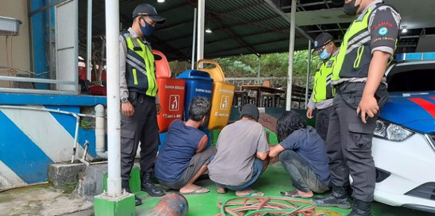 Tiga Pencuri Besi Proyek Kereta Cepat Ditangkap Saat Potong Tiang